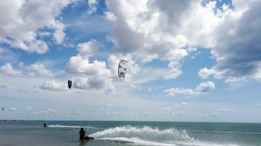 Cabo de la Vela, Guajira Kolombiya 2022 - Karayip okyanusunda uçurtma sörfü - yaz sporları aktiviteleri - Guajira çölünün kıyı şeridinde turistik eğlence