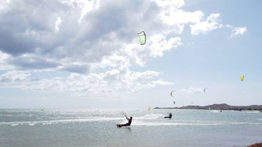 Cabo de la Vela, Guajira Kolombiya 2022 - Karayip okyanusunda uçurtma sörfü - yaz sporları aktiviteleri - Guajira çölünün kıyı şeridinde turistik eğlence