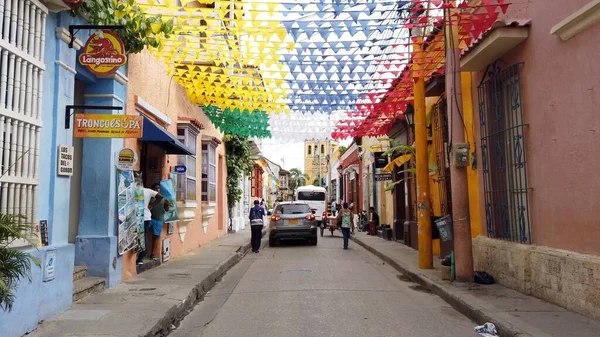 哥伦比亚 卡塔赫纳德印第亚斯2022年 Cartagena Indias 2022 行走在西班牙殖民时期的旧城卡塔赫纳 南美洲旅游胜地的街道上 有国旗的殖民地区 — 图库照片