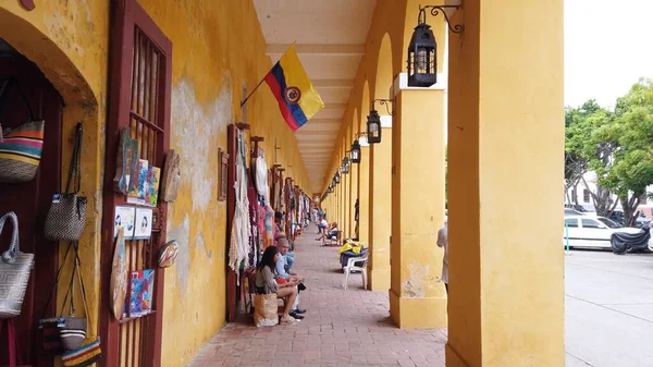 哥伦比亚 卡塔赫纳德印第亚斯2022年 Cartagena Indias 2022 行走在西班牙殖民时期的旧城卡塔赫纳 南美洲旅游胜地的街道上 拱门和殖民历史 — 图库照片