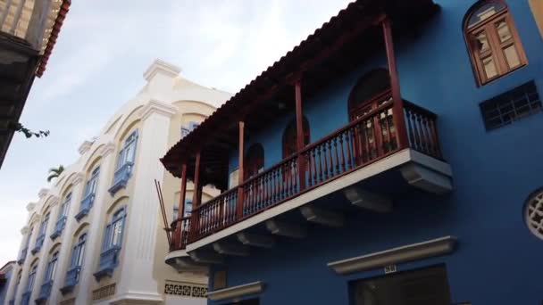 哥伦比亚 卡塔赫纳德印第亚斯2022年 Cartagena Indias 2022 行走在西班牙殖民时期的旧城卡塔赫纳 南美洲旅游胜地的街道上 圆锥和殖民地色彩 — 图库视频影像