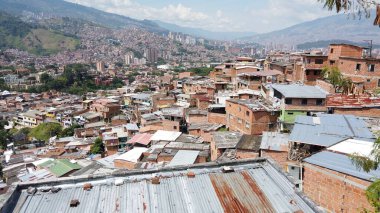 Medellin, Kolombiya 2022 Comuna 13 gecekondu mahallesi, bir zamanlar dünyanın en tehlikeli mahallelerinden biri olan San Salvatore bölgesi - Soth America 'daki fakir insanlar için fakir evleri