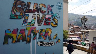 Medellin, Kolombiya 2022 Comuna 13 gecekondu mahallesi, bir zamanlar dünyanın en tehlikeli mahallelerinden biri olan San Salvatore bölgesi - Soth America 'daki fakir insanlar için fakir evleri  