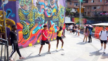 Medellin, Kolombiya 2022 Comuna 13 gecekondu mahallesi, bir zamanlar dünyanın en tehlikeli mahallelerinden biri olan San Salvatore bölgesi - Soth America 'daki fakir insanlar için fakir evler - Comuna 13' te dans eden yaşam tarzı