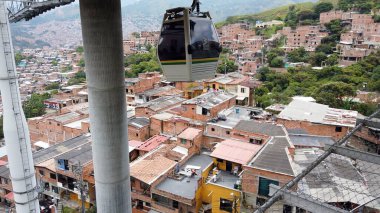 Medellin, Kolombiya 2022 - Metropolitan funicolar kablo hattı metro ulaşımı San Javier istasyonu