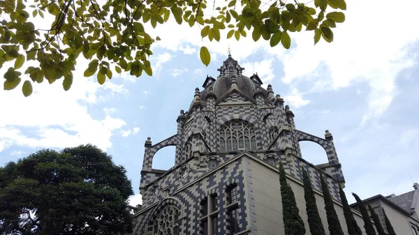 Medellin Kolumbie 2022 Boterovo Náměstí Sochou Botera Gotickým Kostelem Centru — Stock fotografie