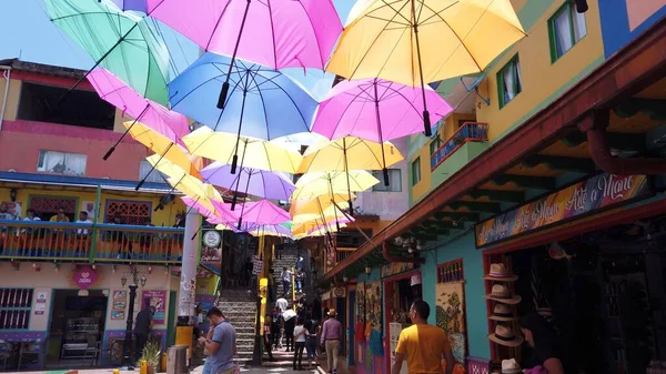 以色列 耶路撒冷2019年12月1日耶路撒冷耶路撒冷市中心一条街道上挂着彩色雨伞的艺术装置 — 图库照片