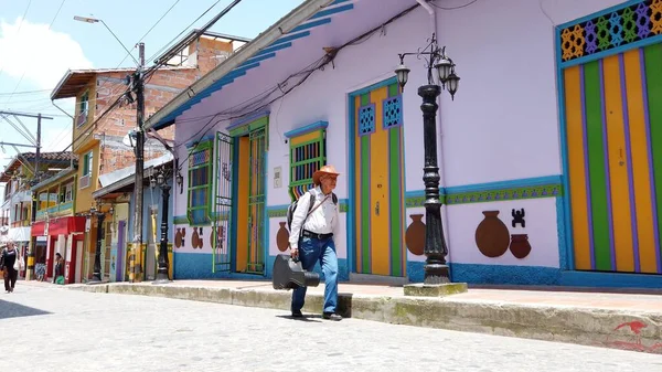 コロンビア カルタヘナ インディアス2022 南米の観光名所 カルタヘナの旧スペイン植民地時代のユネスコ遺産旧市街の通りを歩く バルコニーと植民地時代の色 — ストック写真