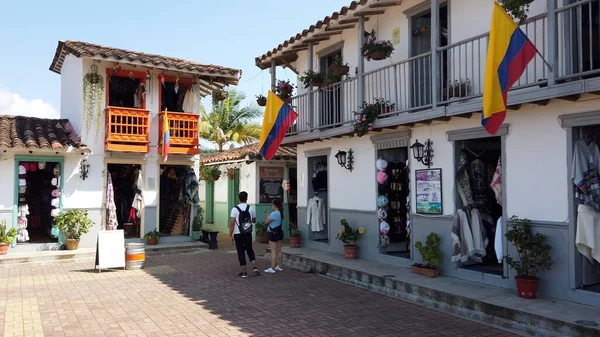 哥伦比亚 卡塔赫纳德印第亚斯2022年 Cartagena Indias 2022 行走在西班牙殖民时期的旧城卡塔赫纳 南美洲旅游胜地的街道上 圆锥和殖民地色彩 — 图库照片