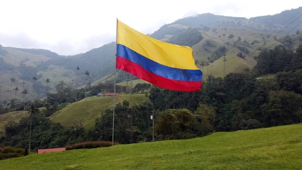 ココラ渓谷の風にコロンビア国旗 Salento — ストック写真