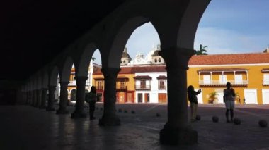 Kolombiya, Cartagena de Indias 2022 - Güney Amerika 'daki eski İspanyol sömürgesi Unesco Heritage kasabası Cartagena' nın sokaklarında yürüyor. Balkonlar ve koloni renkleri