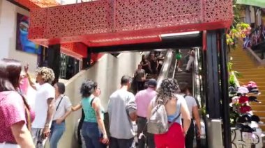 Medellin, Kolombiya 2022 Comuna 13 gecekondu mahallesi, bir zamanlar dünyanın en tehlikeli mahallelerinden biri olan San Salvatore bölgesi - Soth America 'daki fakir insanlar için fakir evler - yürüyen merdivenler ve turistler