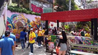 Medellin, Kolombiya 2022 Comuna 13 gecekondu mahallesi, bir zamanlar dünyanın en tehlikeli mahallelerinden biri olan San Salvatore bölgesi - Soth America 'daki fakir insanlar için fakir evler - yürüyen merdivenler ve turistler