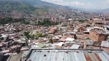 Medellin, Kolombiya 2022 Comuna 13 gecekondu mahallesi, bir zamanlar dünyanın en tehlikeli mahallelerinden biri olan San Salvatore bölgesi - Soth America 'daki fakir insanlar için fakir evleri