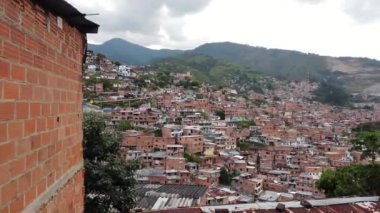 Medellin, Kolombiya 2022 Comuna 13 gecekondu mahallesi, bir zamanlar dünyanın en tehlikeli mahallelerinden biri olan San Salvatore bölgesi - Soth America 'daki fakir insanlar için fakir evleri