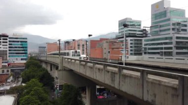 Medellin, Kolombiya 2022 - Metropolitan metro toplu taşımacılığı El Poblado istasyonu