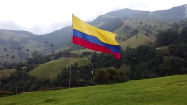 Cocora Valley Salento 'da Kolombiya bayrağı dalgalandı