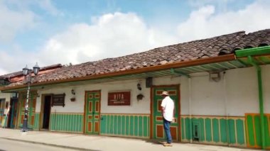 Kolombiya, Cartagena de Indias 2022 - Güney Amerika 'daki eski İspanyol sömürgesi Unesco Heritage kasabası Cartagena' nın sokaklarında yürüyor. Balkonlar ve koloni renkleri