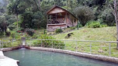 Kolombiya, Salento 2022 - Termen erkekler Santa Rosa de Cabal, vücudun refahı için şelale ve sıcak su küvetleriyle doğaya daldırılmış bir Spa termal banyodur.