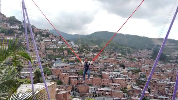 コロンビアのメデリン2022 Comuna 13スラム かつて世界で最も危険な地区の1つ サンサルヴァトーレ地区 南米の貧しい人々のための貧しい家庭は 空気のファヴェーラの背景にジャンプします — ストック動画