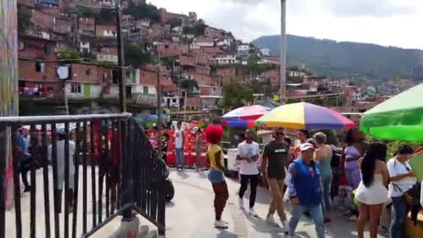 コロンビアのメデリン2022世界で最も危険な地域の1つであるComuna 13スラム サンサルヴァトーレ地区 南米の貧しい人々のための貧しい家庭 — ストック動画