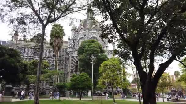 Medellín Colômbia 2022 Praça Botero Com Estátua Botero Igreja Gótica — Vídeo de Stock