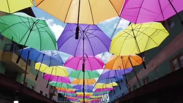 Izrael Jerozolima Grudnia 2019 Instalacja Artystyczna Kolorowymi Parasolami Wiszącymi Błękitnym — Wideo stockowe