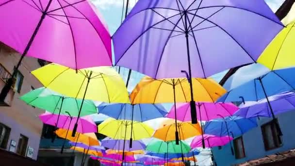 以色列 耶路撒冷2019年12月1日耶路撒冷耶路撒冷市中心一条街道上挂着彩色雨伞的艺术装置 — 图库视频影像