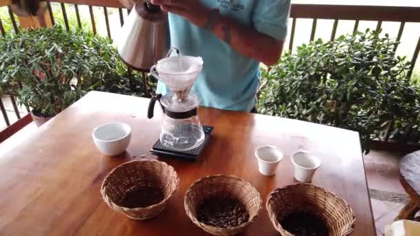 哥伦比亚的咖啡厂 富含咖啡种植园的Salento地区 制作新鲜咖啡的人的形象 — 图库视频影像