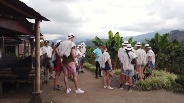 Beelden Van Toeristen Die Cocora Valley Bezoeken Het Cafetera Gebied — Stockvideo