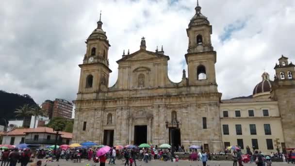 コロンビア 南米2022 ボゴタのダウンタウン中心部にあるサイモン ボリバル広場 大聖堂Inmaculada Conceptcin Maraとコロンビアの政治議会の建物 観光名所 — ストック動画