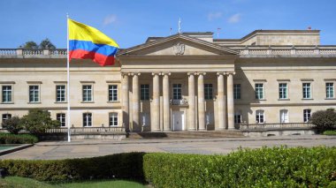 Güney Amerika, Kolombiya Bogota 2022 - Bolivar Meydanı şehir merkezinde - Kolombiya parlamentosu siyasetinin koltuğunda ve Plaza de Nez cumhurbaşkanının ikametgahında bayrak