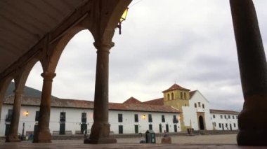 Villa de Leyva, Boyac, Kolombiya 'nın insansız hava görüntüsü. Taş döşeli caddeleri olan sömürge şehri ve Güney Amerika 'nın en büyük ikinci meydanı Plaza Belediye Başkanı.