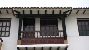 Kolombiya 2022 Villa de Leyva - Taş döşeli caddeleri olan İspanyol sömürge şehri ve Güney Amerika 'nın en büyük ikinci meydanı olan Plaza Belediye Başkanı - Bogota' ya yakın turistik alan - eski balkon