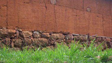 Ağustos 2022 - Barichara 'dan Guane haccına - Kolombiya Güney Amerika - Yerlilerin antik geleneğine göre pişmiş toprak ve taşlardan yapılmış duvarlar -