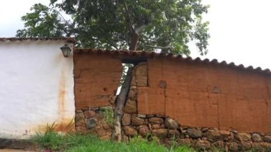 Ağustos 2022 - Barichara 'dan Guane haccına - Kolombiya Güney Amerika - Yerlilerin antik geleneğine göre pişmiş toprak ve taşlardan yapılmış duvarlar - ağaç duvarın içinden geçer
