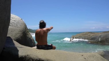 40 yaşındaki bir adam Karayip Denizi 'ndeki sahile geliyor. Kolombiya' da yaz tatillerinde fiziksel ve zihinsel olarak rahatlamak için..