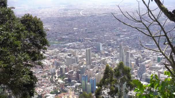 コロンビア ボゴタ 2022 ドローン航空ビューボゴタのダウンタウンの近代的な都市の景色チェロ モンセラート教会 コロンビア最大の都市のスカイラインと高層ビル — ストック動画