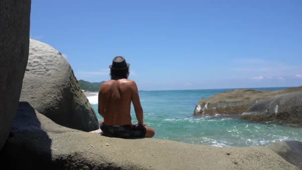 Hombre Años Llega Playa Mar Caribe Relajarse Para Bienestar Físico — Vídeo de stock