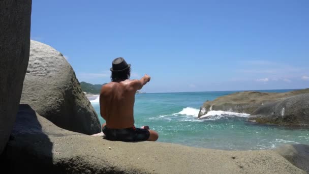 Hombre Años Llega Playa Mar Caribe Relajarse Para Bienestar Físico — Vídeo de stock