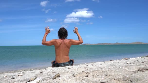 Homem Anos Realiza Exercícios Meditação Ioga Praia Mar Caribe Relaxe — Vídeo de Stock