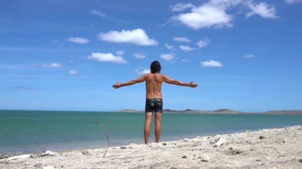 Hombre Años Llega Playa Mar Caribe Relajarse Bienestar Físico Mental — Vídeo de stock