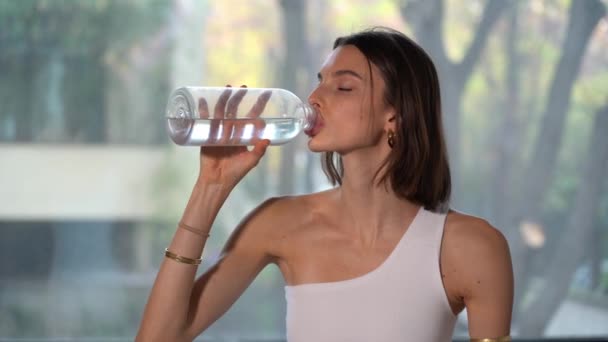 Junges Mädchen Weißen Kleid Trinkt Wasser Durst Löschen Bei Yoga — Stockvideo