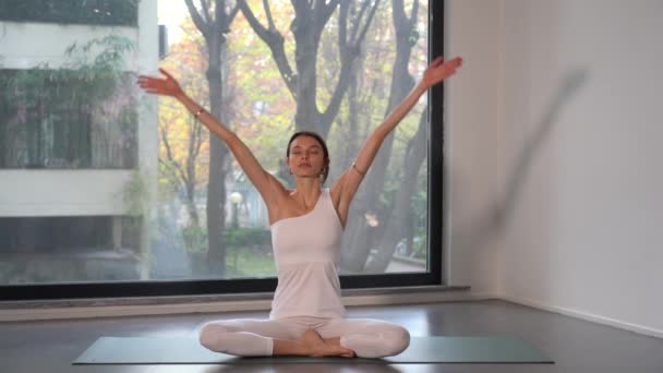 Menina Realiza Exercícios Meditação Ioga Perto Janela Mais Mais Pessoas — Vídeo de Stock