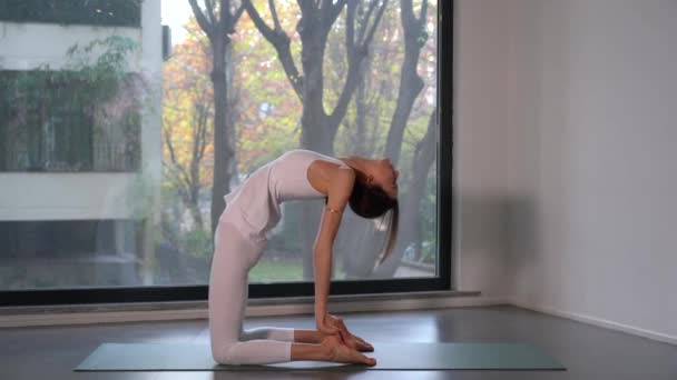 Mladá Dívka Provádí Jógu Meditační Cvičení Blízkosti Okna Stále Více — Stock video