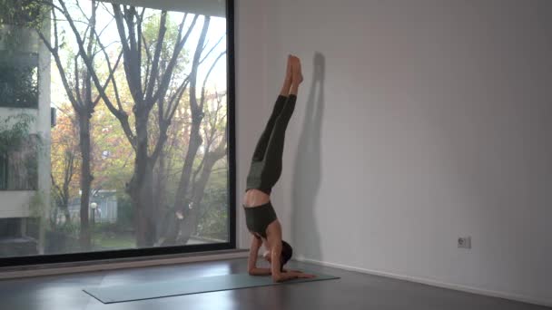 Jeune Fille Effectue Des Exercices Méditation Yoga Près Fenêtre Gens — Video