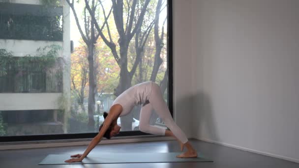Mladá Dívka Provádí Jógu Meditační Cvičení Blízkosti Okna Stále Více — Stock video