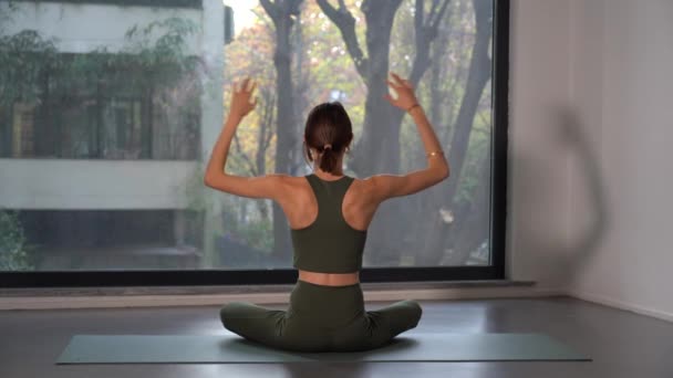 Nuori Nainen Suorittaa Jooga Meditaatioharjoituksia Ikkunan Lähellä Yhä Useammat Ihmiset — kuvapankkivideo