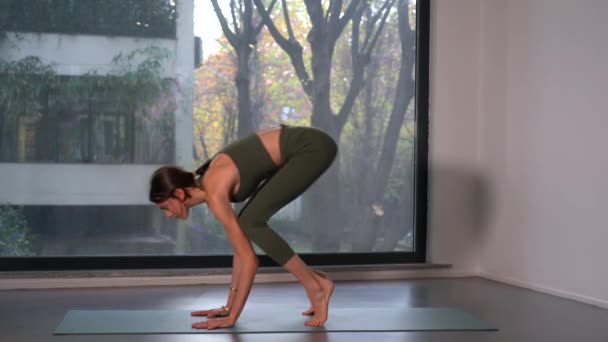 Молода Леді Дівчина Виконує Вправи Медитації Йоги Біля Вікна Більше — стокове відео