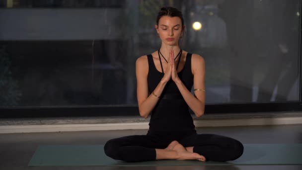 Fiatal Hölgy Lány Végez Jóga Meditációs Gyakorlatok Ablak Közelében Egyre — Stock videók